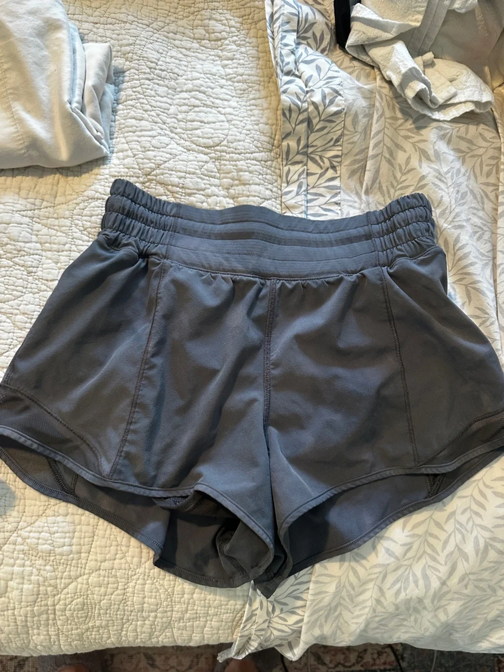 lululemon athletica hottie hot high rise Athletic Shorts 2.5” dark grey tie dye - Picture 2 of 4